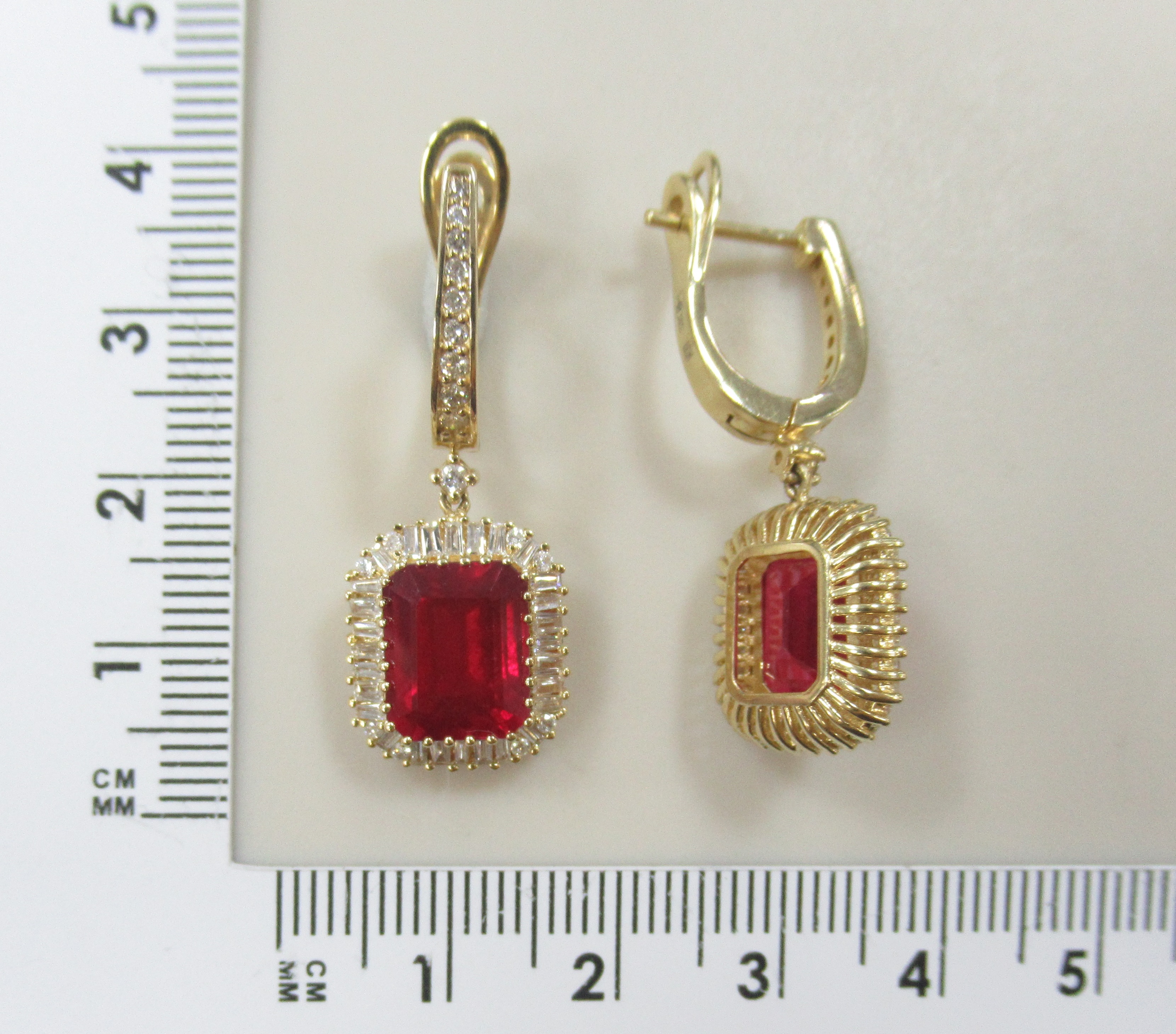 Серьги из желтого золота с рубинами